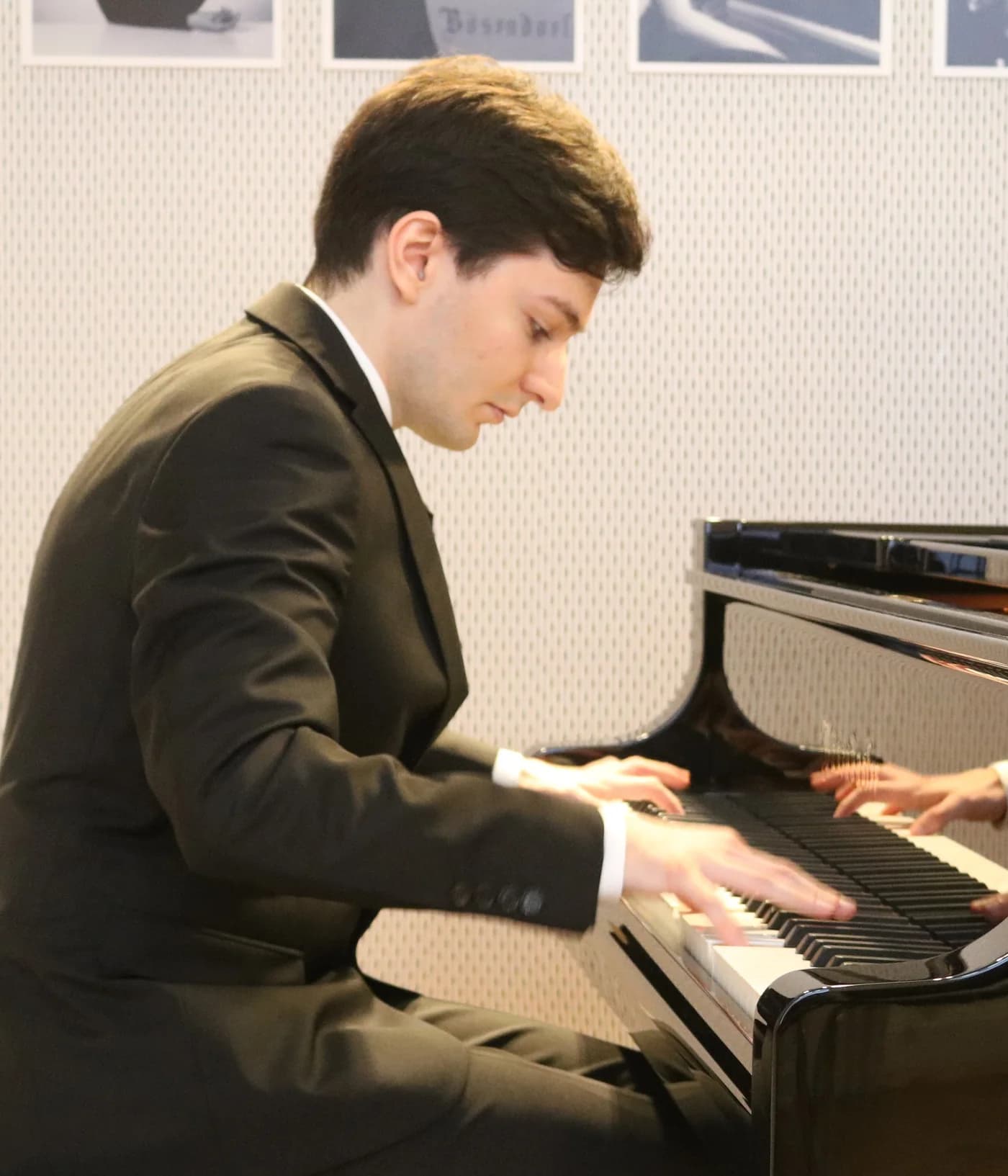 Piano lesson at the keyboard