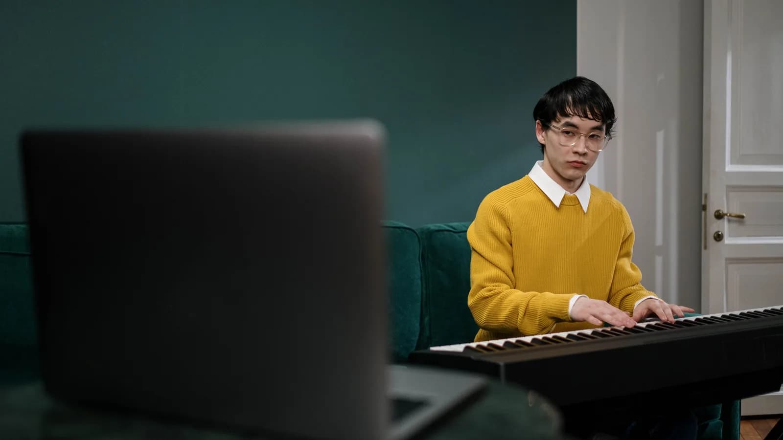 Live Online Lessons or Video Feedback? Choosing the Right Format