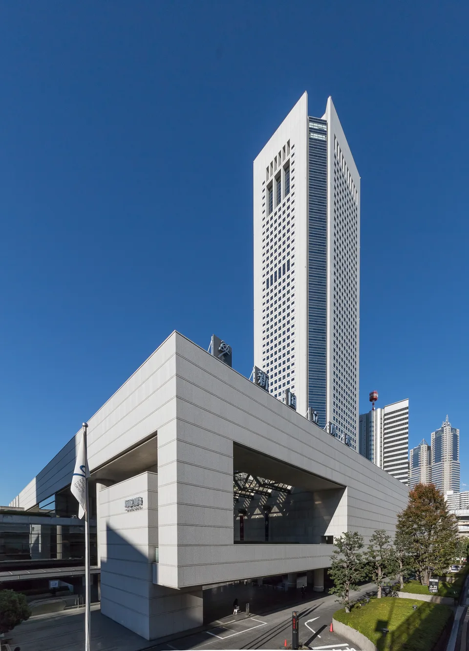 2024年11月の東京オペラシティタワーと、その手前にある別会場の新国立劇場