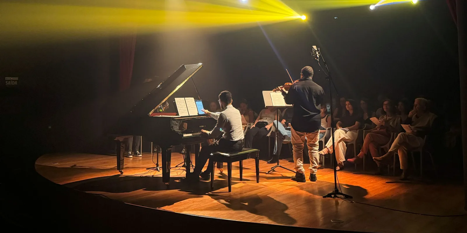 グランドピアノとヴァイオリンが共演する舞台